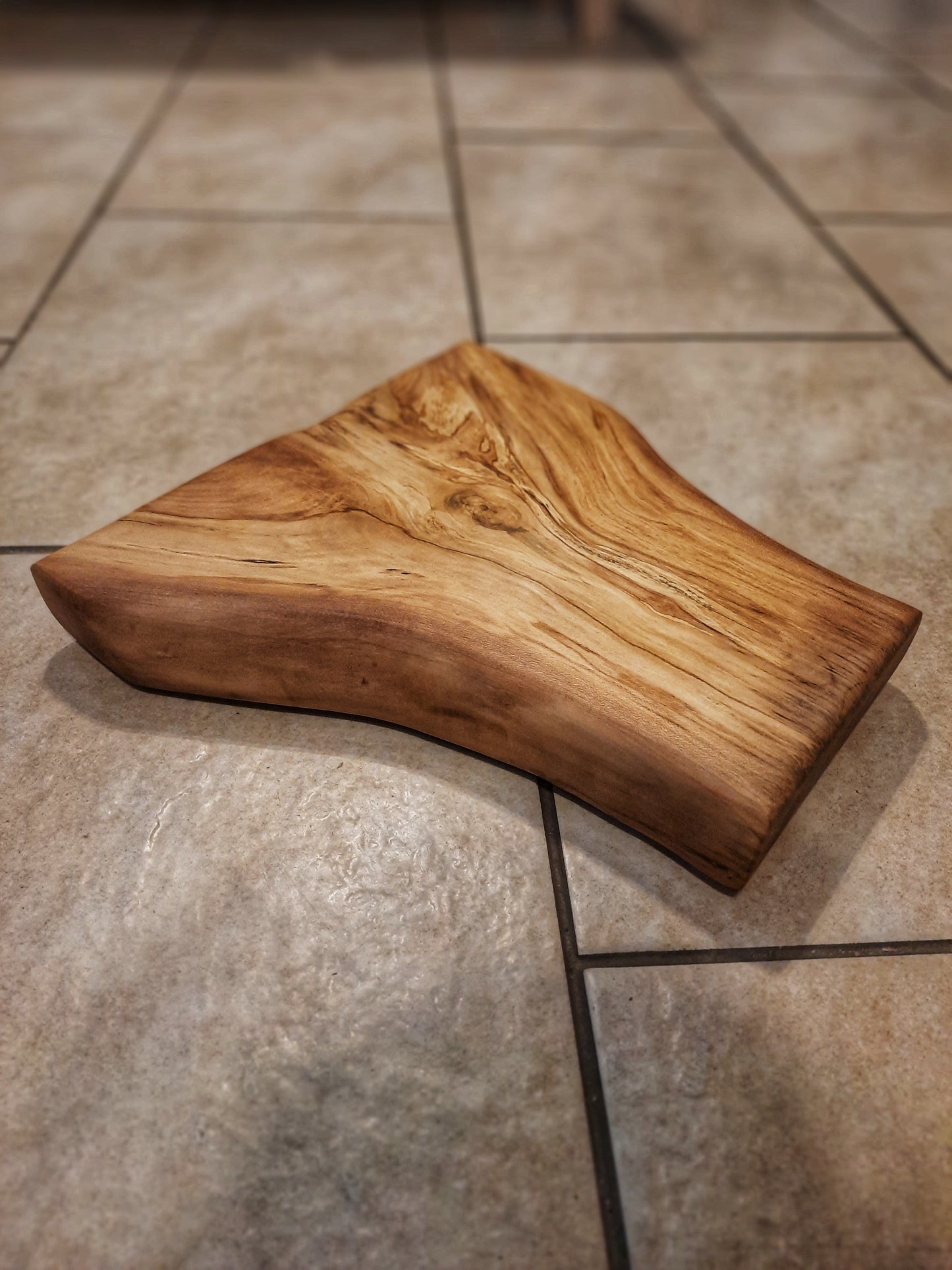 Sycamore natural shaped chopping baord