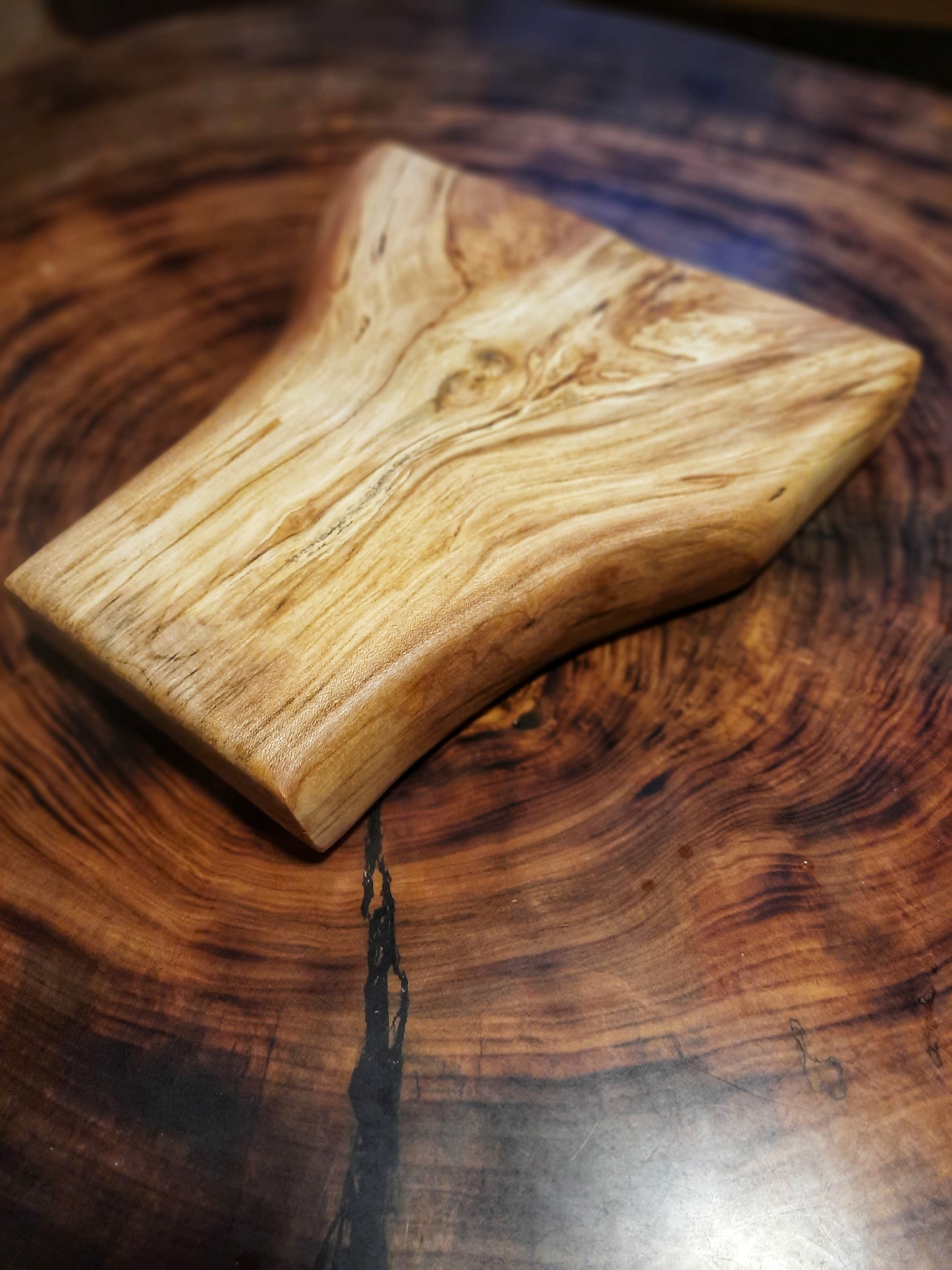 Sycamore natural shaped chopping baord