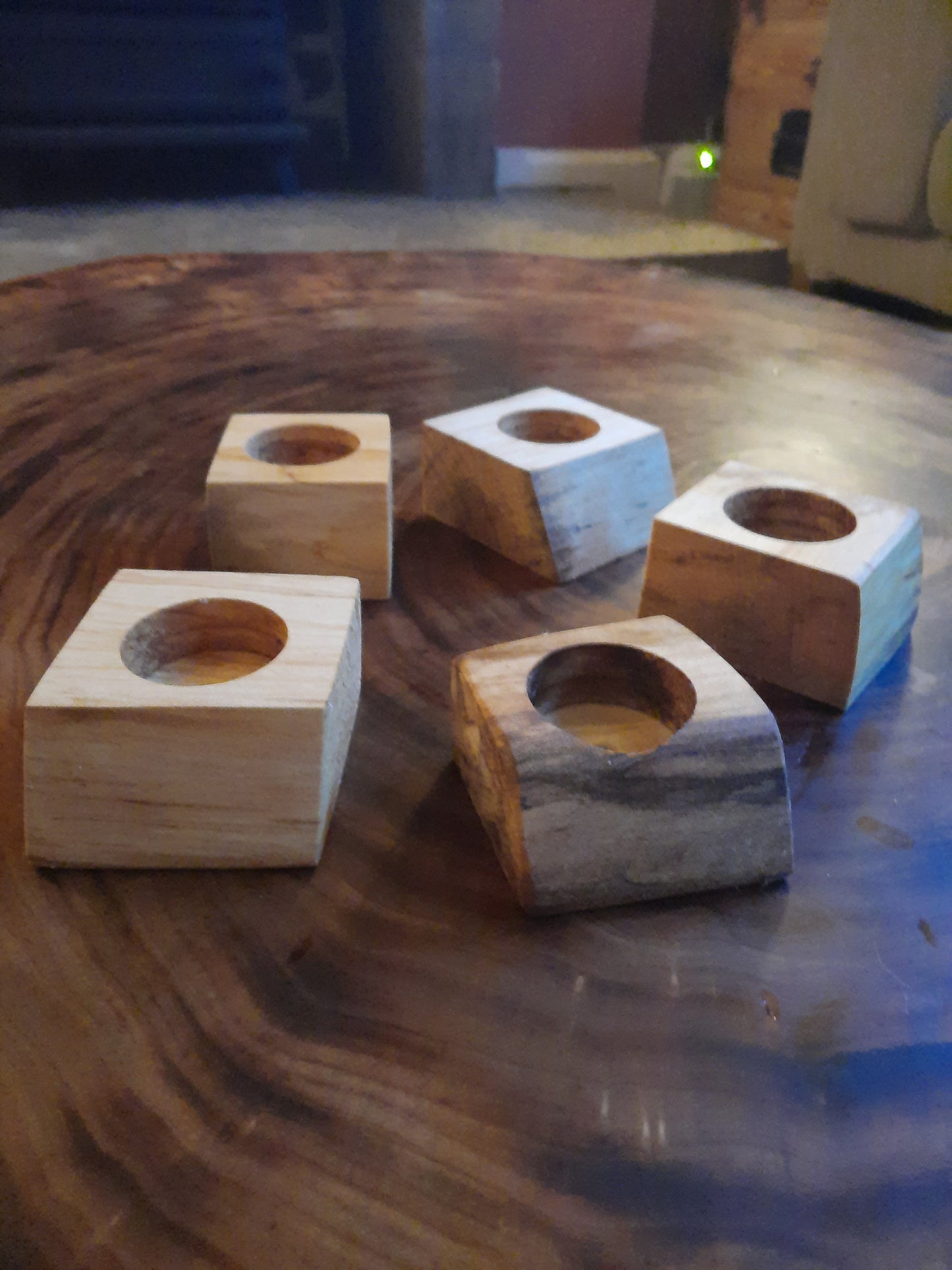 Single light grain tea light holder